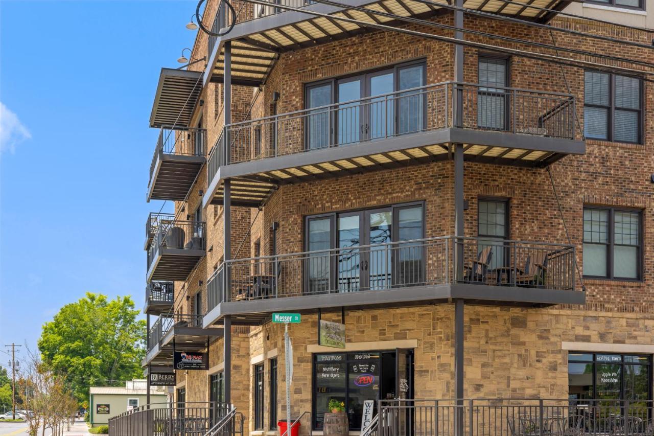 Beautiful Downtown Condo - Balcony - Amazing City Views - Loaded Kitchen - Stainless Steel Appliances - Board Games & More Блу Ридж Екстериор снимка